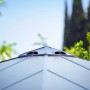 Detailaufnahme des anthrazitfarbenen Canopia Gartenpavillon Palermo Dachs mit Entlüftung.