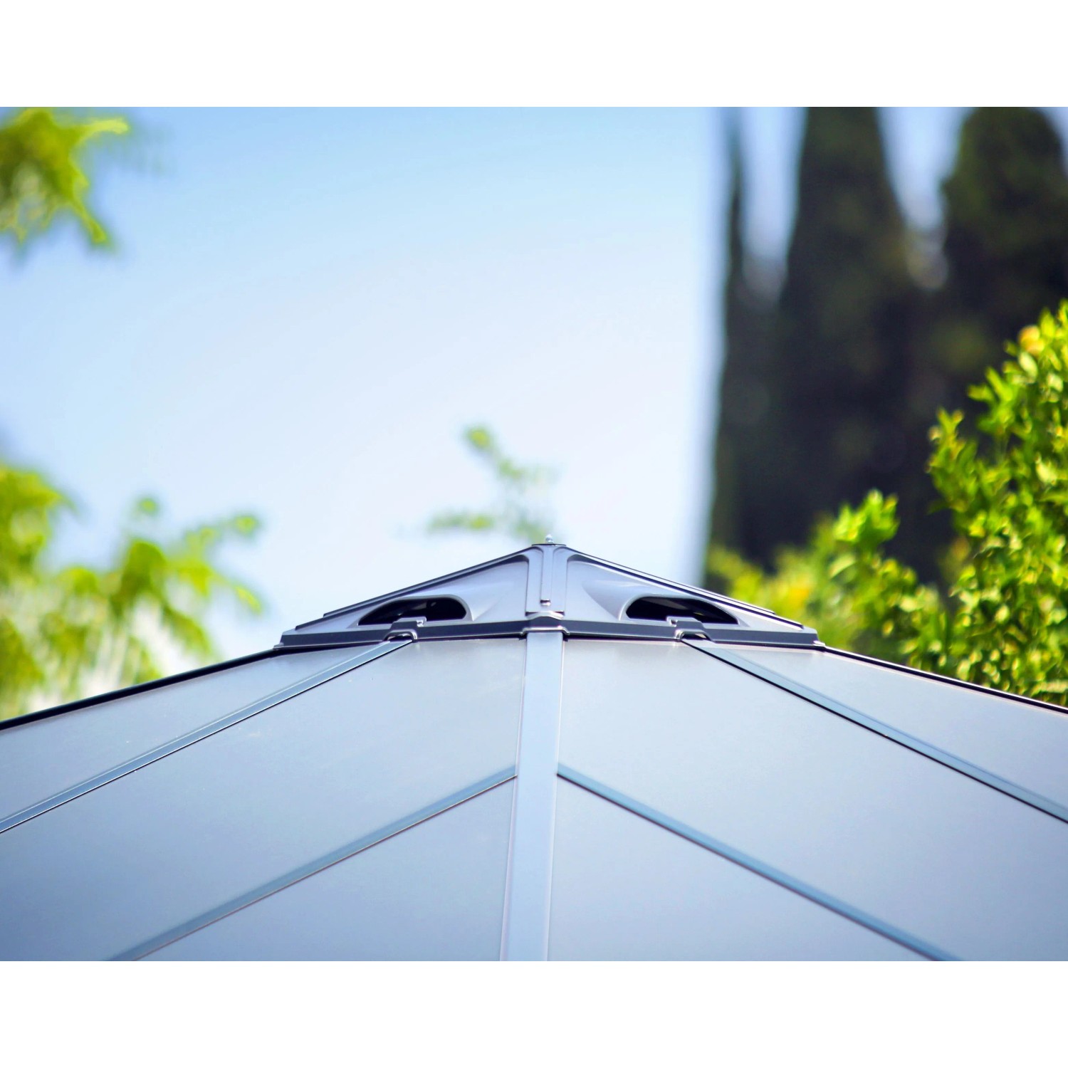 Detailaufnahme des anthrazitfarbenen Canopia Gartenpavillon Palermo Dachs mit Entlüftung.