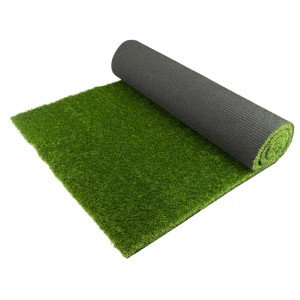Grüner Primaflor Kunstrasen Megan, teilweise aufgerollt. Ideal für Garten, Balkon und Terrasse.
