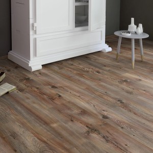 Laminatboden Comfort Hemlock Rustic, 8 mm stark, in Holzoptik verlegt im Wohnraum.