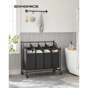 Schwarzer Songmics Wäschesortierer mit 4 Fächern und Rollen im Badezimmer.