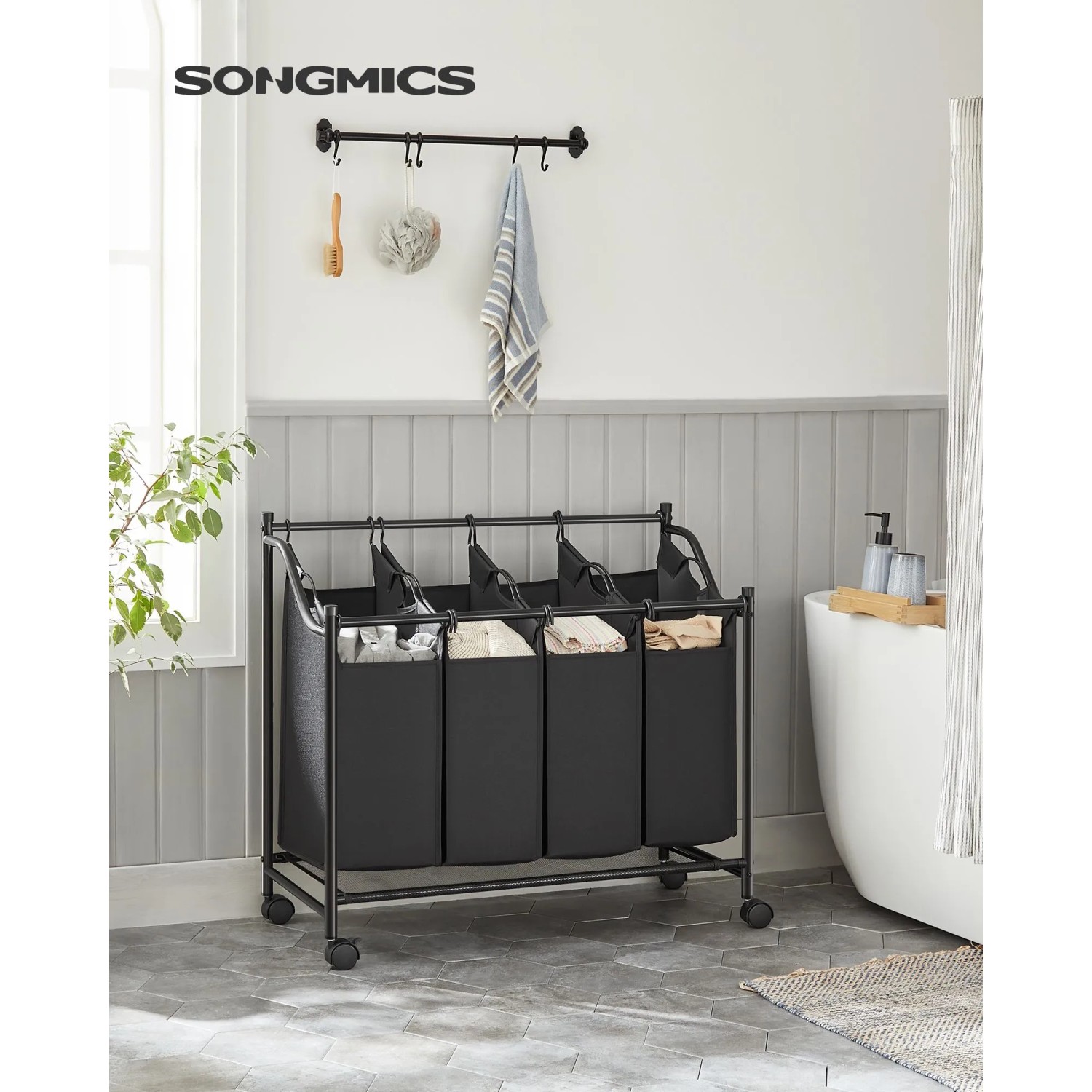 Schwarzer Songmics Wäschesortierer mit 4 Fächern und Rollen im Badezimmer.
