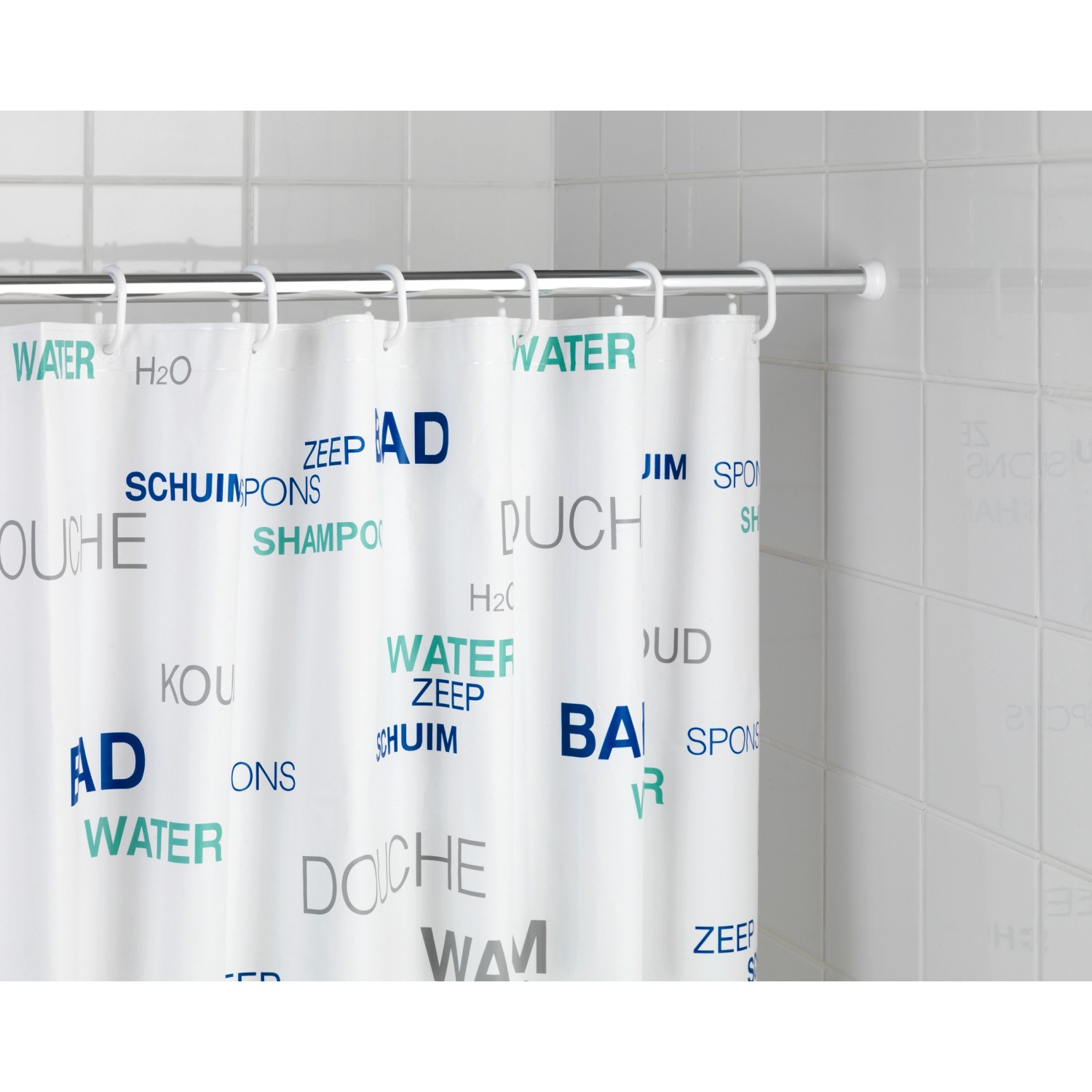 Chromfarbene Wenko Teleskop Duschstange (20 mm) mit Duschvorhang im Badezimmer.