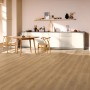 Verlegter Egger NatureSense Aqua Laminat in Braun, wasserfester Boden im Wohnraum.