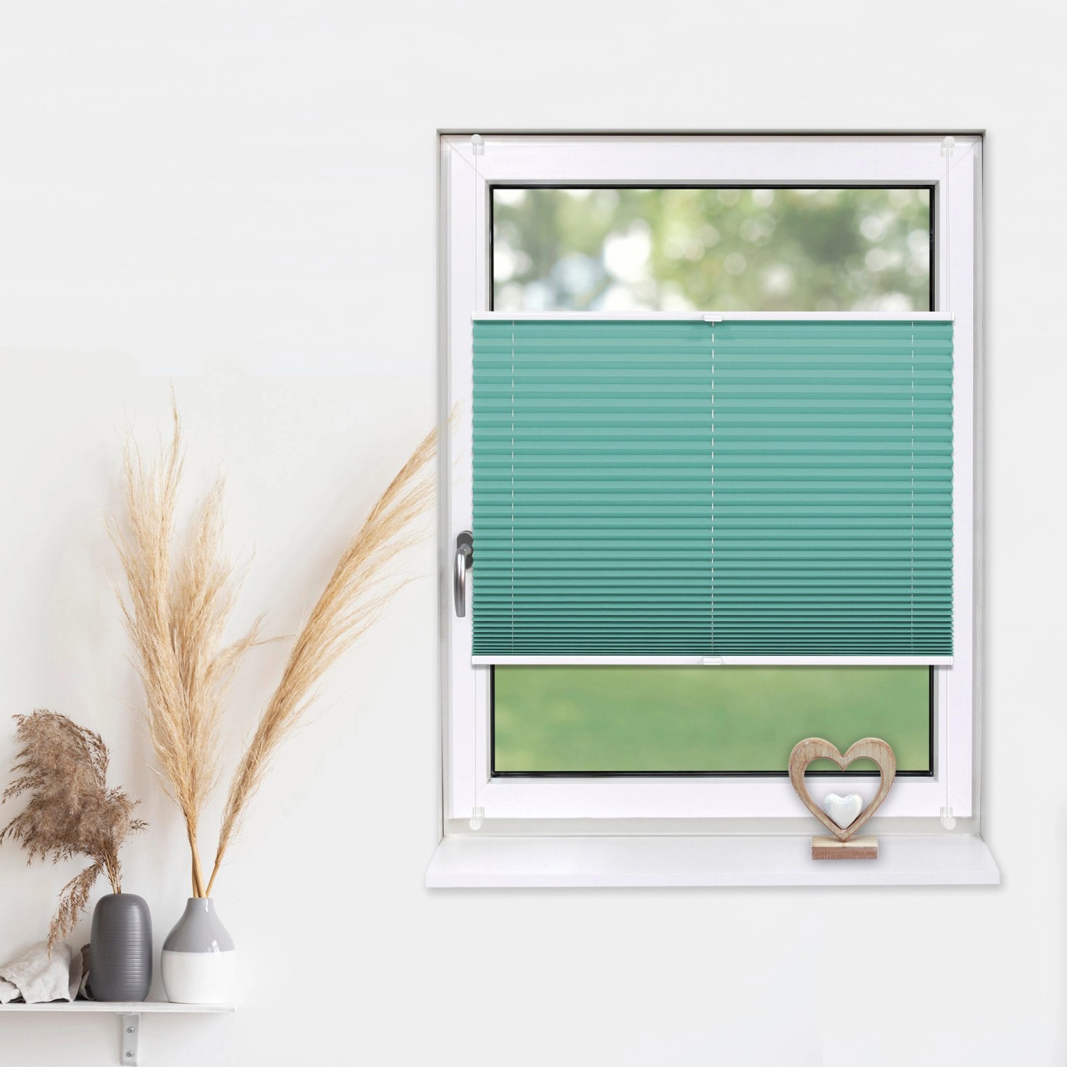 Türkisfarbenes Plissee 80x150 cm am Fenster, blickdicht, ohne Bohren mit Klemmfix-Montage.