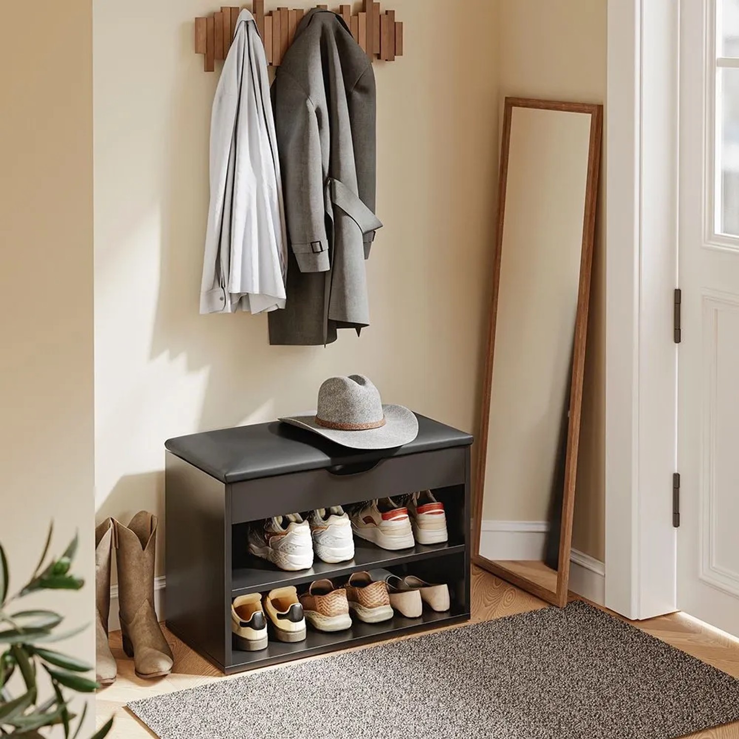 Schwarze SoBuy Schuhbank mit gepolsterter Sitzfläche, zwei offenen Schuhregalen und Fach für Flur & Eingangsbereich.