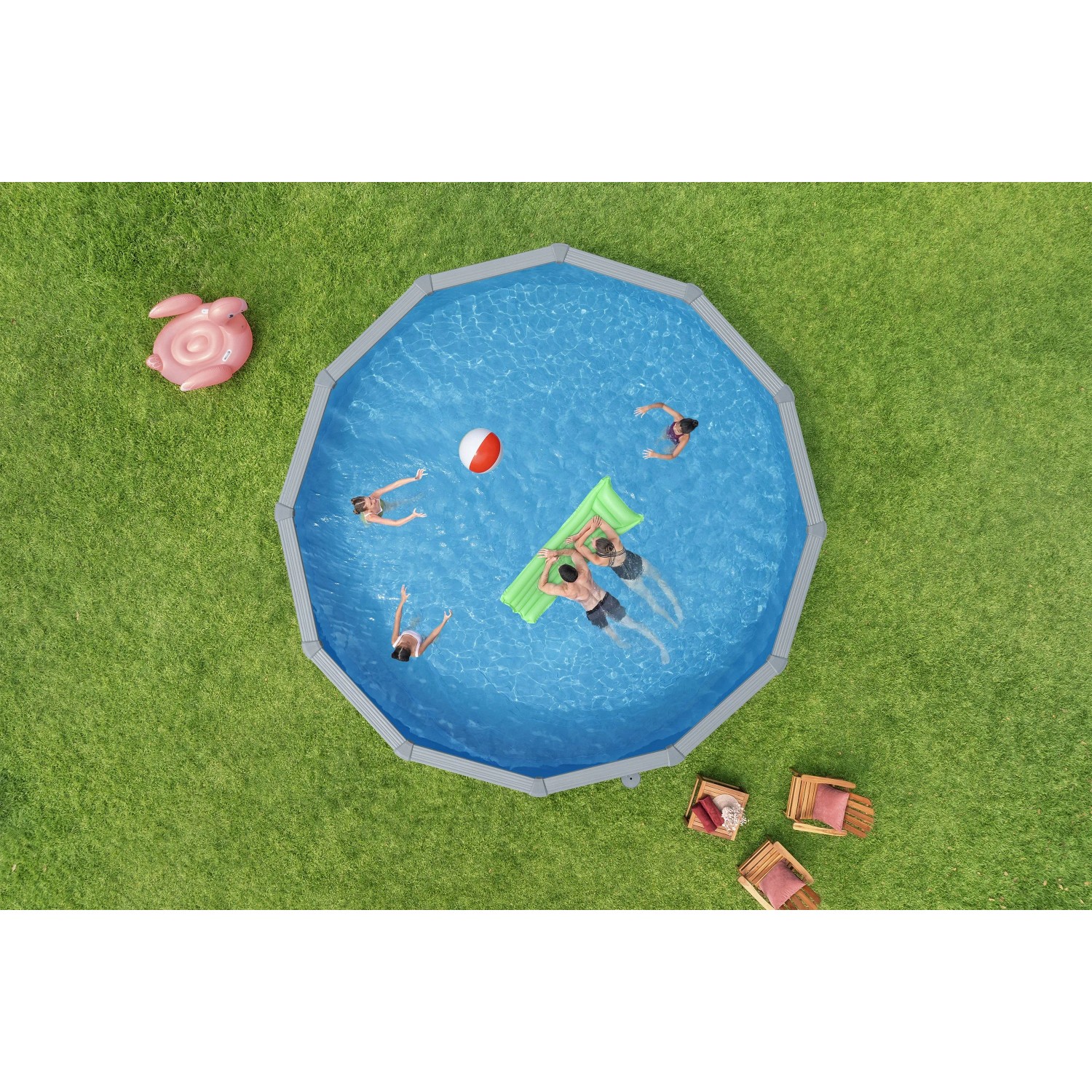 Bestway Hydrium Stahlwandpool Set in Holzoptik, Ø 549x132cm, mit Personen im Wasser, von oben.