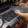 Char-Broil Gas2Coal 330 Kombigrill mit Holzkohle und Gas, 3 Brenner, Grillrost wird eingesetzt.