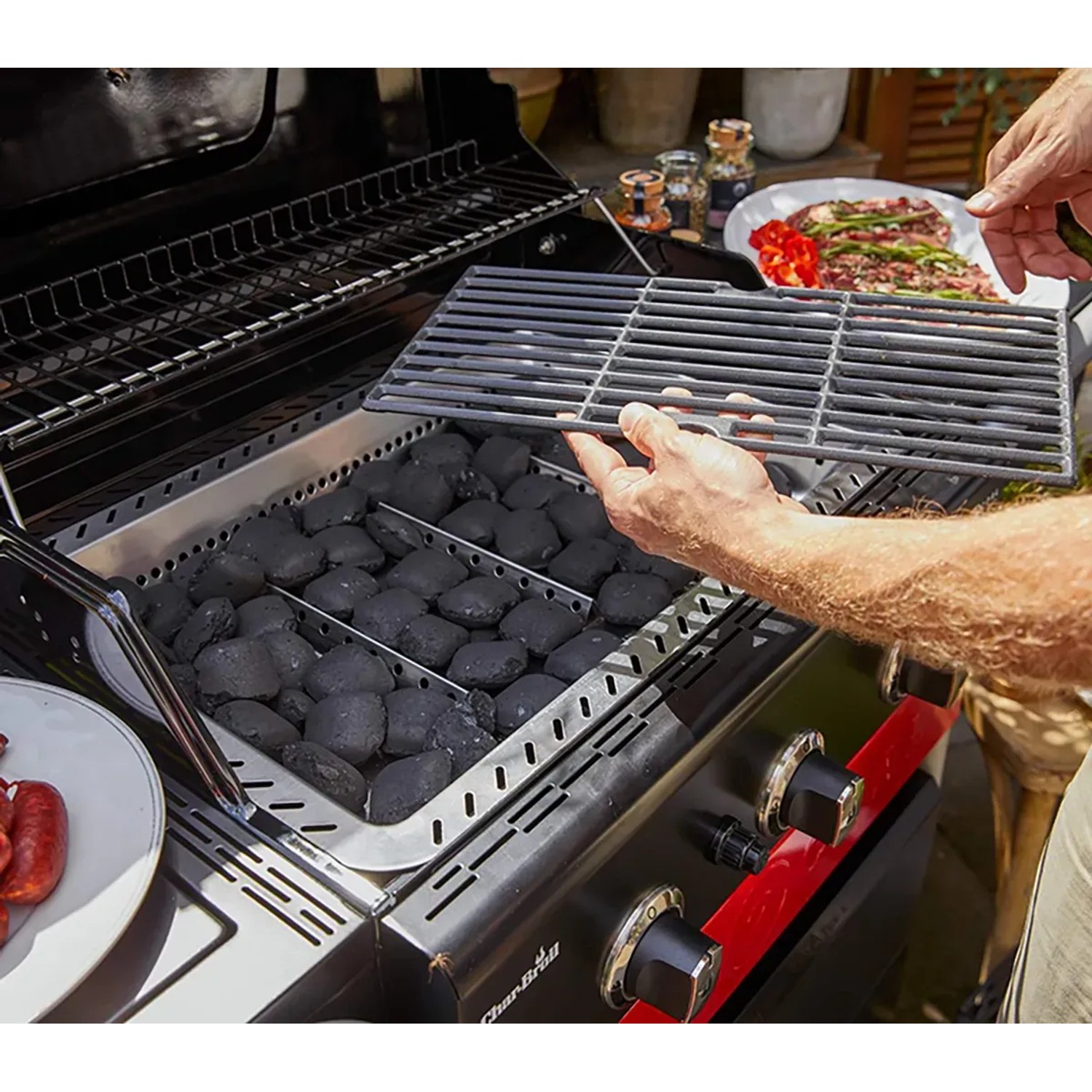 Char-Broil Gas2Coal 330 Kombigrill mit Holzkohle und Gas, 3 Brenner, Grillrost wird eingesetzt.