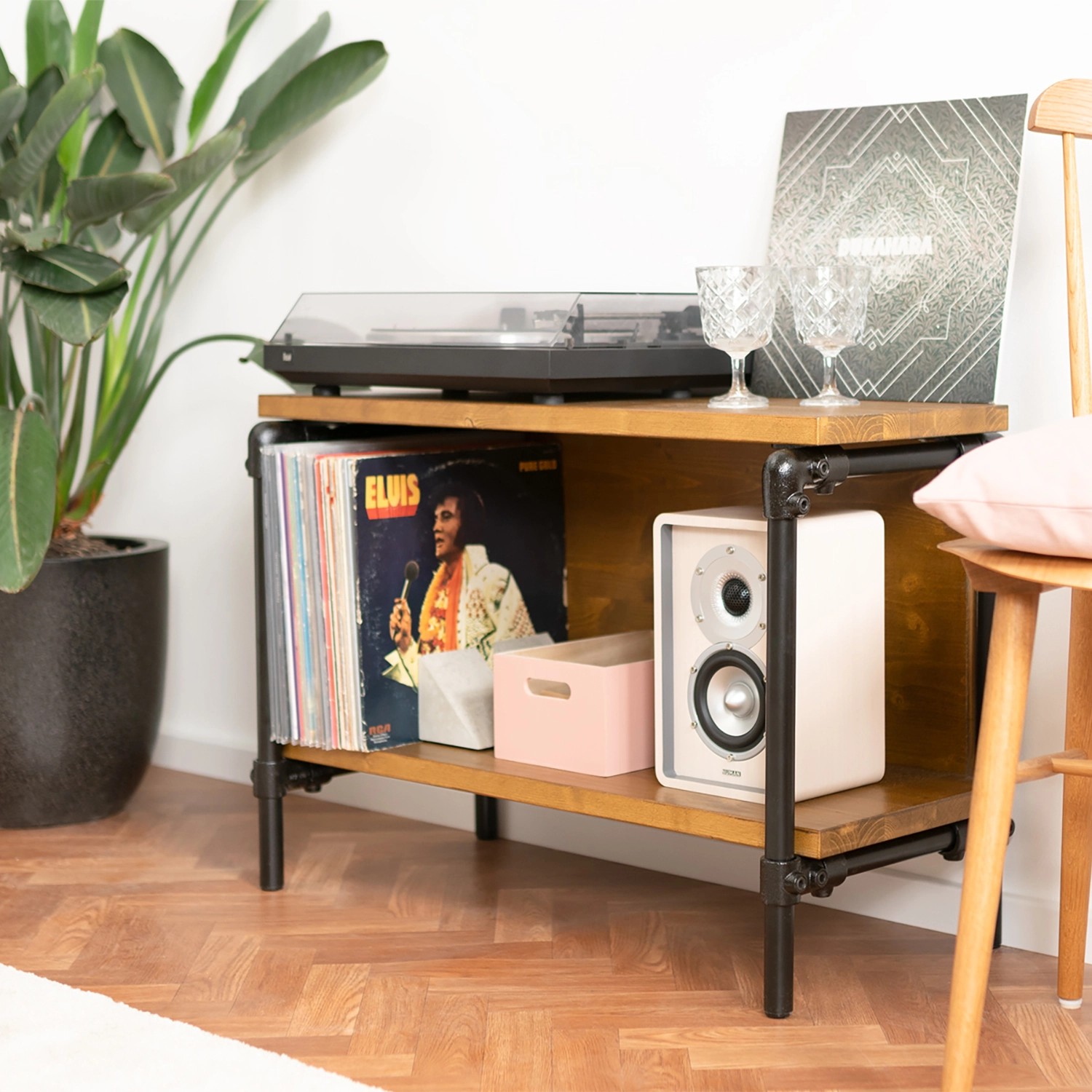 Regal aus Stahlrohr mit Schallplattenspieler, Schallplatten und Lautsprecher. DIY Möbelbau mit schwarzen Stahlrohren.