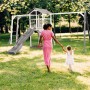 Axi Beach Tower Spielturm mit Rutsche, Klettergerüst und Doppelschaukel im Garten.