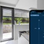 Bosch Smart Home Starter-Set Beschattung mit App-Steuerung einer Jalousie im Wohnraum.