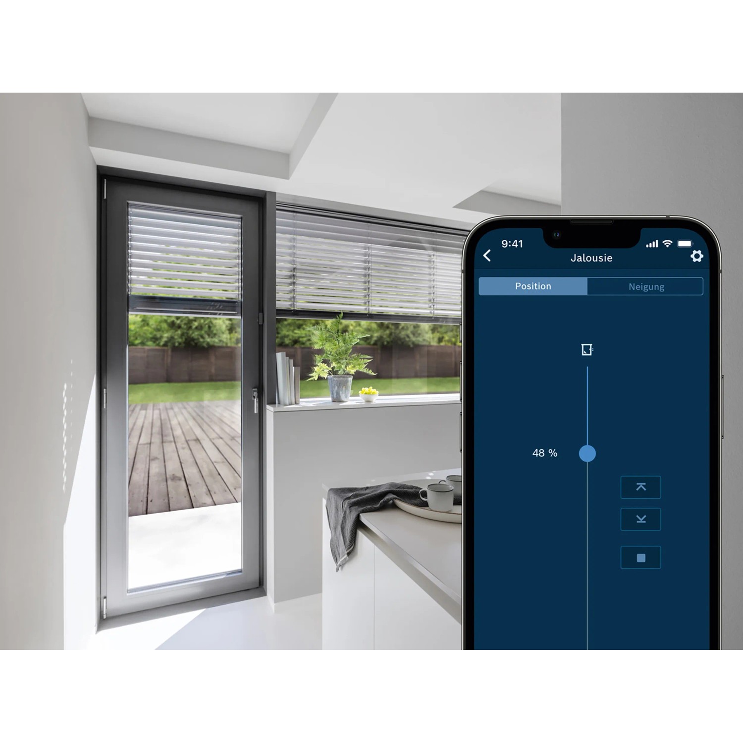 Bosch Smart Home Starter-Set Beschattung mit App-Steuerung einer Jalousie im Wohnraum.