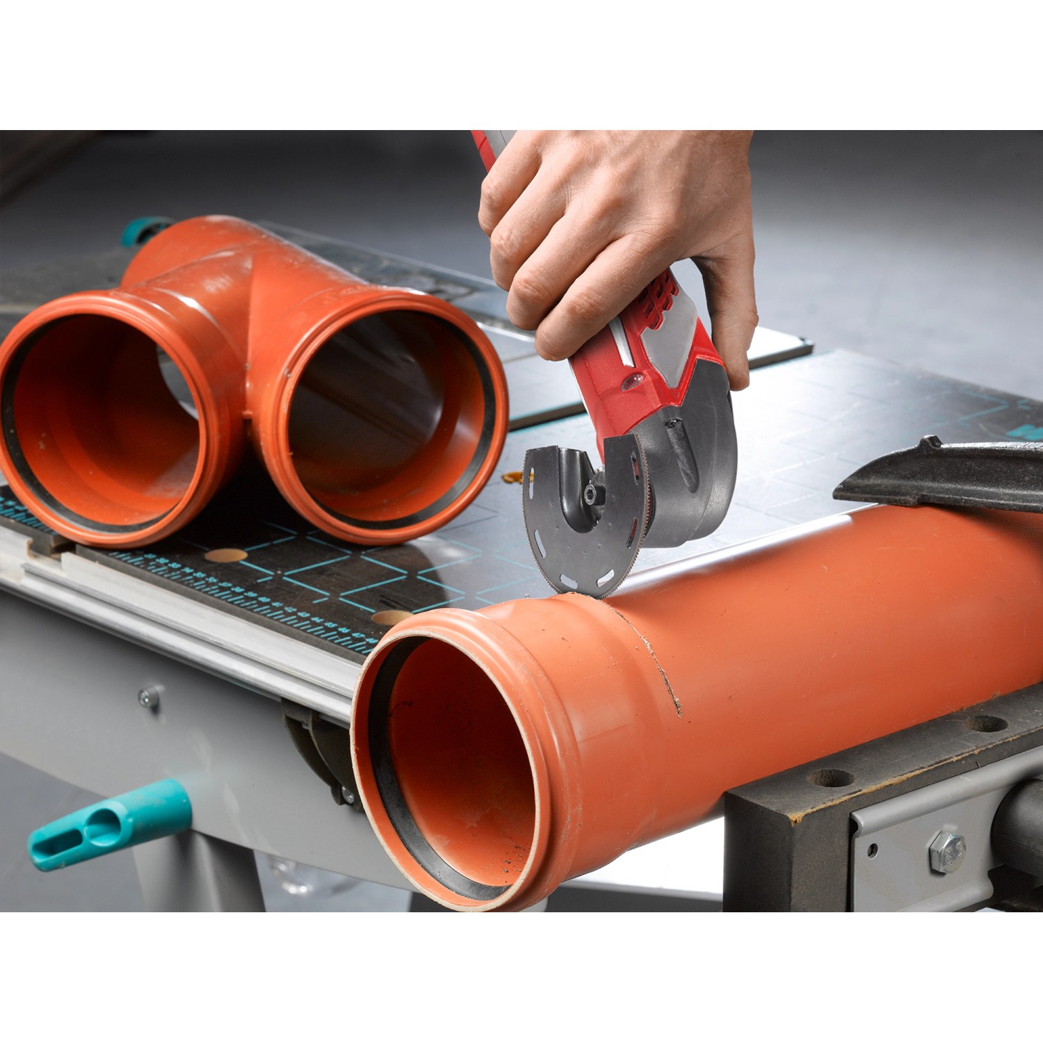 Einhell Multitool im Einsatz: Rohre kürzen mit Sägeblatt aus dem 4-teiligen Zubehör-Set.