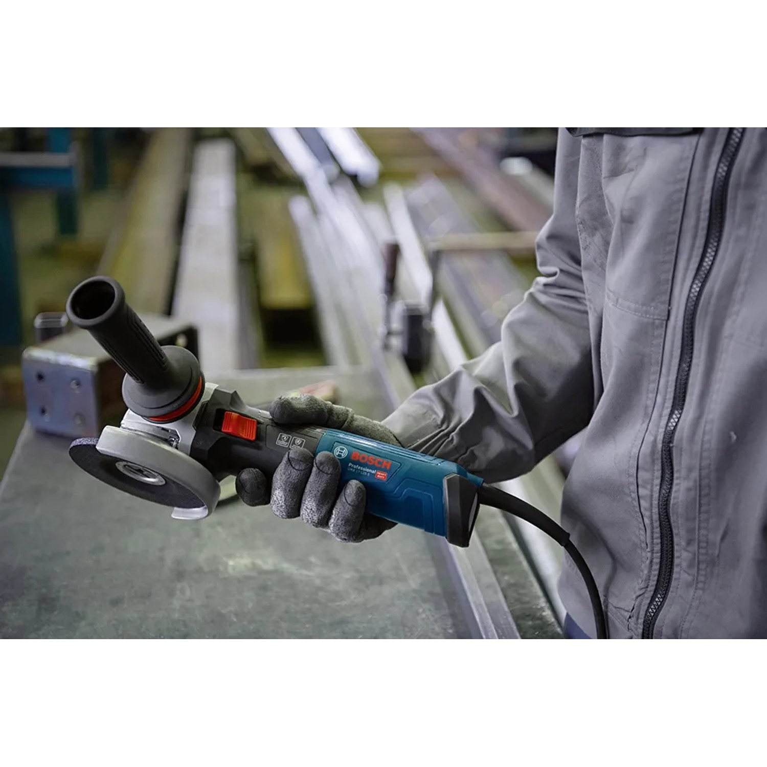Bosch Professional GWS 17-125 Winkelschleifer in Aktion, blaue Schleifmaschine mit schwarzem Griff.