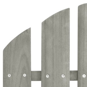Detailansicht: Grauer Adirondack Gartenstuhl aus Tannenholz mit Schrauben.