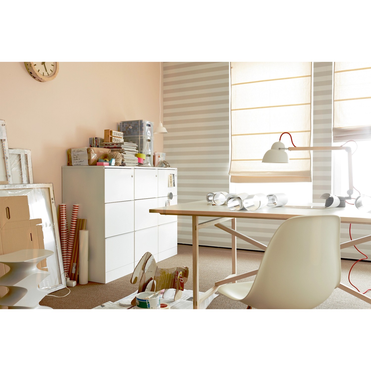 Raumgestaltung mit Schöner Wohnen Trendfarbe Sand matt, einer bunten Wandfarbe.