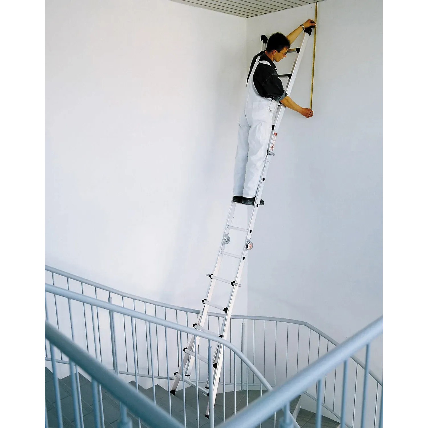 Euroline Premium Vario-Klappleiter mit Rollen im Einsatz, 4x4 Sprossen, ausziehbar.