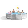 Grauer Intex Frame Pool mit Familie und Ball im Wasser, Durchmesser 427 cm.