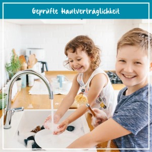 Lachende Kinder spülen Geschirr mit Poliboy Spülmittel Lemon in der Küche. Hautverträglichkeit für sanfte Reinigung.