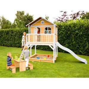 Axi Marc Spielhaus aus Holz mit Rutsche, Sandkasten und Picknicktisch im Garten.