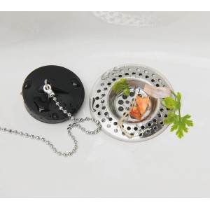 Wenko Abfluss-Sieb 2er-Set aus Edelstahl im Spülbecken mit Speiseresten.