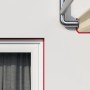 Anwendung von braunem Fischer Bausilicon DBSA an Fensterrahmen und Holzbalken.
