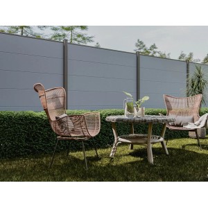 GroJa BasicLine Steckzaun, 180x180 cm, silbergrau, im Garten mit Sitzgruppe.