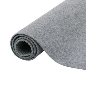 Grauer Snapstyle Kunstrasen Rasenteppich Kingston, gerollt, mit Noppen für Drainage.