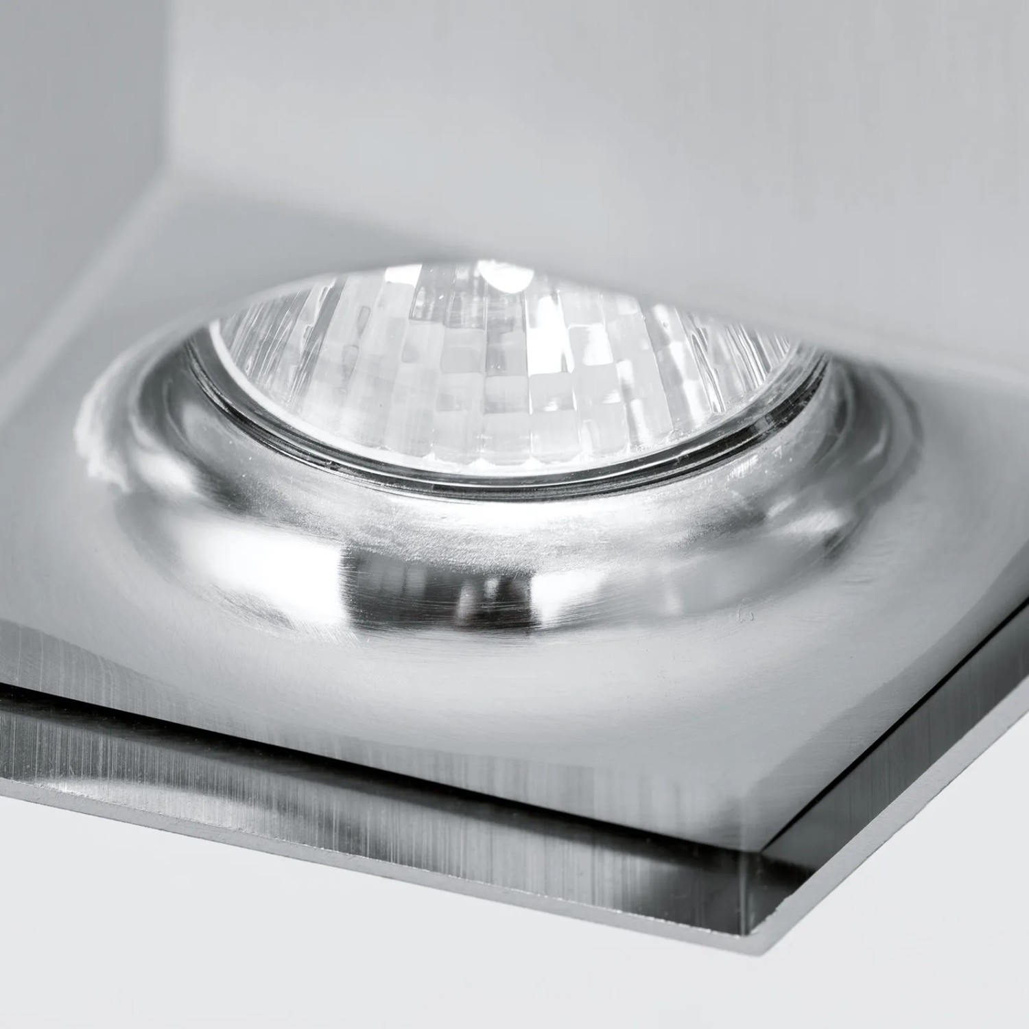 Eckiger Orion Starlight Aufbaustrahler in Satin-Nickel Optik mit GU10 Fassung.