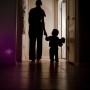 Ledvance LED-Nachtlicht Lunetta Square im Einsatz: Kind an der Hand im dunklen Flur, dezentes RGB-Licht.
