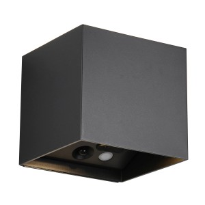 Schwarze, matte Reality LED-Akkuwandleuchte Genie für den Außenbereich mit Bewegungsmelder.