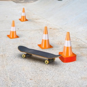 Relaxdays Pylonen 12er Set, orange-weiße Markierungskegel mit Reflektorstreifen und Skateboard.