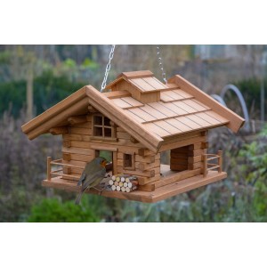Braun lasiertes Dobar Vogelhaus im Berghütten-Design mit Vogel, aus FSC®-Kiefernholz.