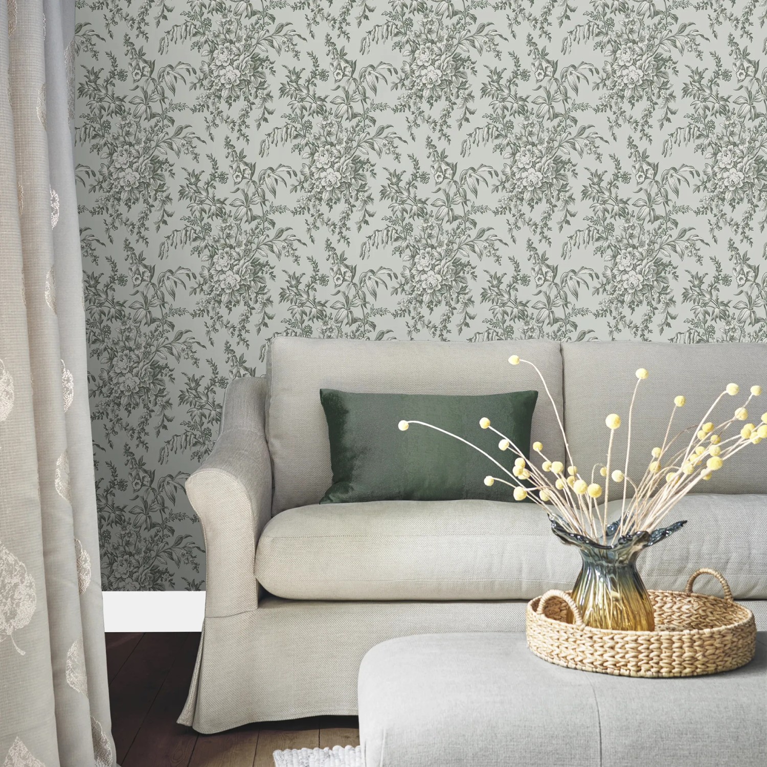 Laura Ashley Vliestapete Picardie Sage mit Blumenmuster im Wohnzimmer.