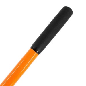 Detailansicht des schwarzen Griffs und orangefarbenen Fiberglasstiels einer amerikanischen Spatenschaufel.