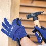 Hände mit LUX Arbeitshandschuhen Tough Gr. 8 beim Hämmern eines Nagels in Holz.