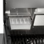 Detailaufnahme: Enders Gasgrill Uniq 3 IK Cruster mit GN 1/2 Behälter und Bambus Schneidebrett.