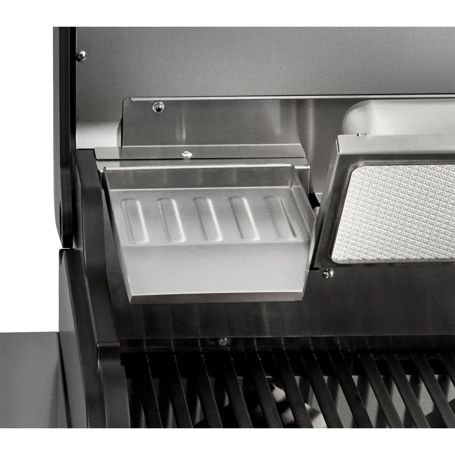 Detailaufnahme: Enders Gasgrill Uniq 3 IK Cruster mit GN 1/2 Behälter und Bambus Schneidebrett.