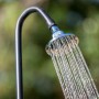 Detailaufnahme: Gre Solardusche Holzoptik mit laufendem Wasser. Ideal für Garten und Pool.