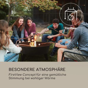 Gruppe röstet Marshmallows über der Blumfeldt Nolana Feuerschale. Grill aus Stahl, schwarz.