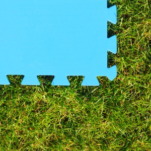 Blaues eyepower Poolunterlage 20er Set (50x50 cm) auf Rasen, ideal als Poolfolie.