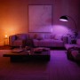 Wohnzimmer mit Philips Hue E27 LED Lampe, die warmes, dimmbares Licht spendet.