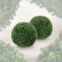 Zwei grüne, dichte künstliche Buchsbaumkugeln aus Kunststoff. Naturgetreue Kunstpflanzen als Dekoration.