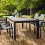 Siena Garden Stapelsessel Velia, anthrazitfarbener Gartenstuhl aus Aluminium und Textilgewebe, gestapelt am Gartentisch.