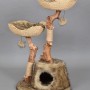 Braun-beiger Kratzbaum Tony mit Katzenhöhle und zwei Liegemulden aus Naturholz.