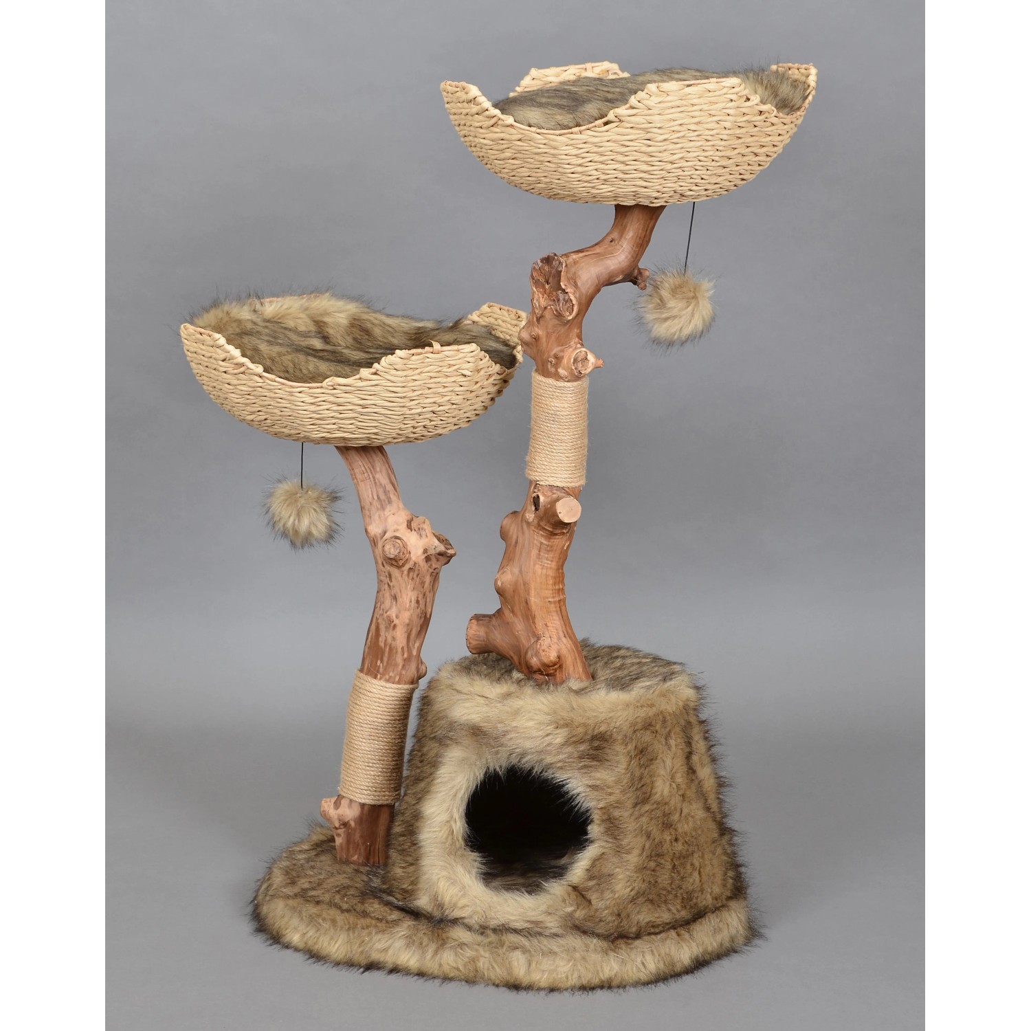 Braun-beiger Kratzbaum Tony mit Katzenhöhle und zwei Liegemulden aus Naturholz.
