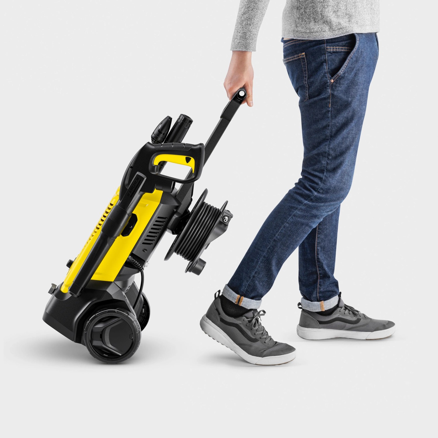 Kärcher K 4 Premium Hochdruckreiniger mit Schlauchtrommel im Einsatz.