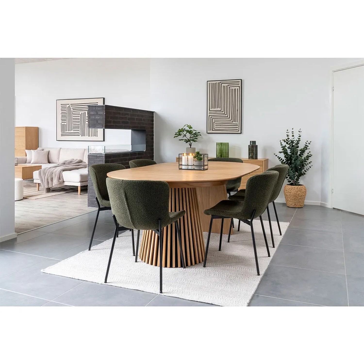 Ebuy24 Osaka Esstisch mit 2 Zusatzplatten, Eichenfurnier, mit Stühlen in modernem Wohnraum.