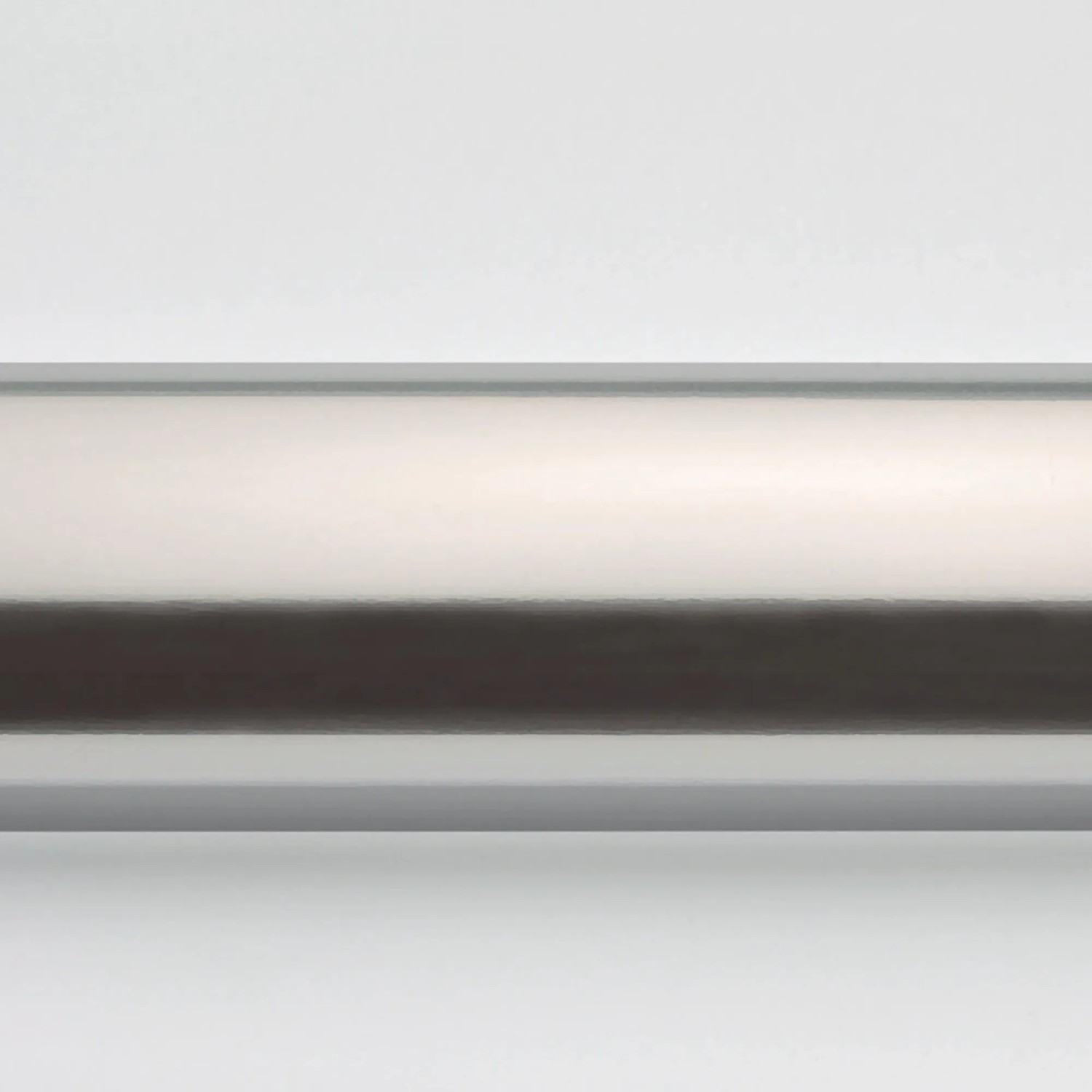 Detailaufnahme: Profil der Elana 2.0 Pendeltür für Dusche, Alu Chromeffekt.